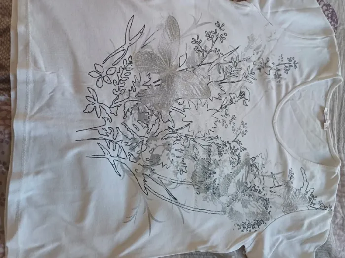 T-shirt motif papillons/ pailleté - photo numéro 7