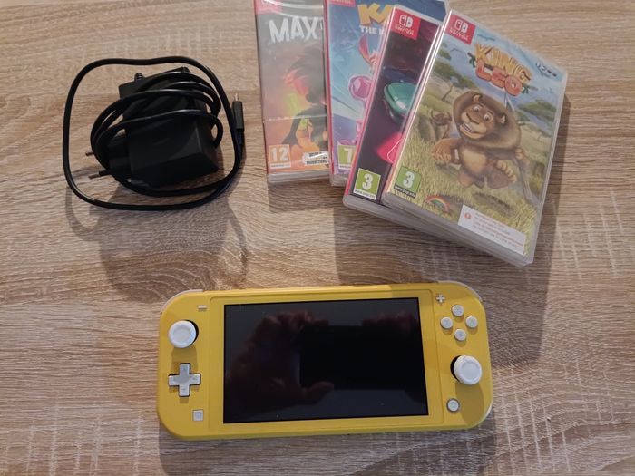Console Nintendo Switch lite avec jeux et chargeur