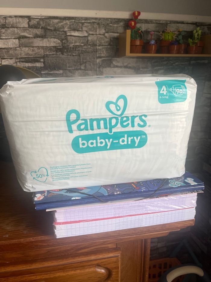 Couche Pampers  taille 4 neuf