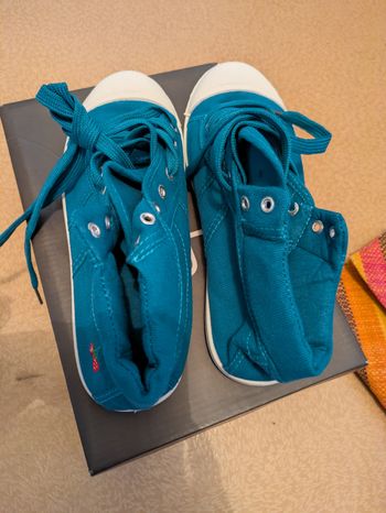 Tennis bleu turquoise neuve thème fraise