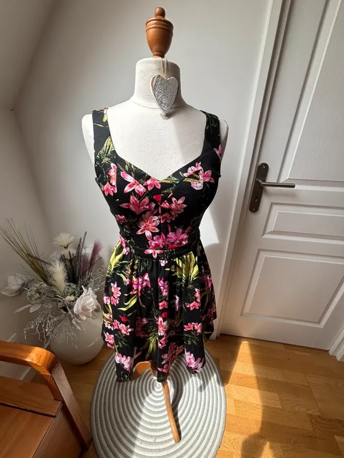 🌺 Robe noire à fleurs - Dos ouvert - Morgan - T38 - photo numéro 4