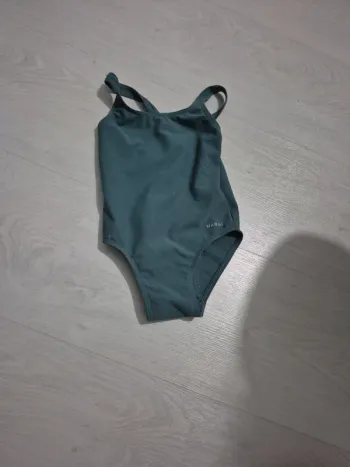 Maillot de bain vert avec nœud rose