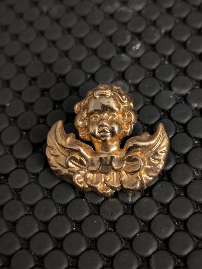 Pin's Ange Angelot doré signé Korus