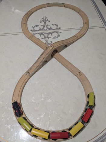 Circuit train en bois pour enfants.