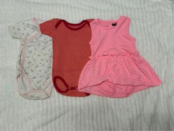 Lot de trois vêtements 2 bodyet 1 robe body filles