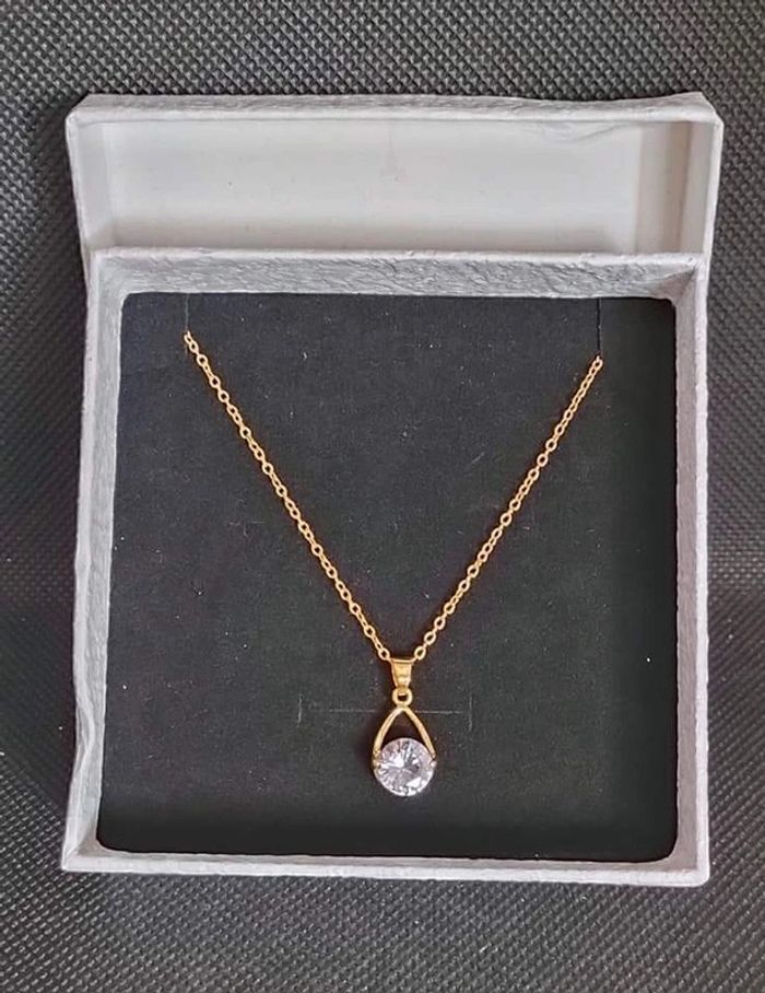 Collier doré pierre