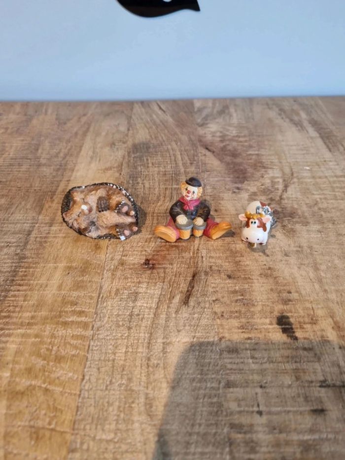 3 figurines en résine