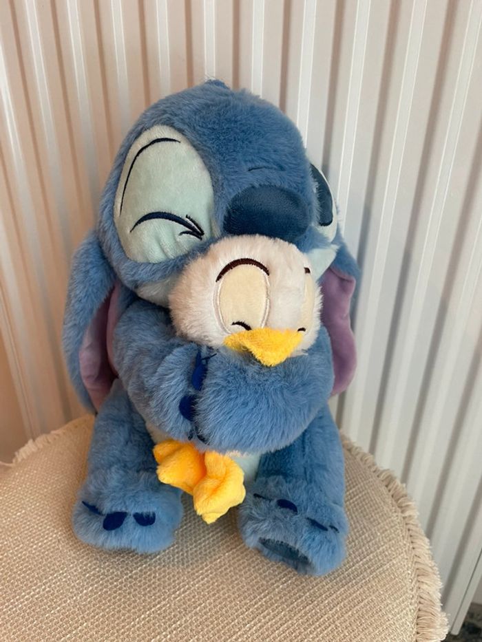 Peluche Disney Stitch enserrant Donald - photo numéro 2