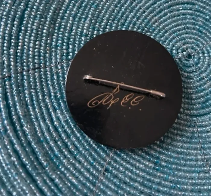 Broche ronde russe bois laqué fleurs sur fond noir - photo numéro 2