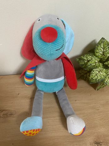 Doudou peluche chien gris rouge cape ebulobo oxybul eveil et jeux