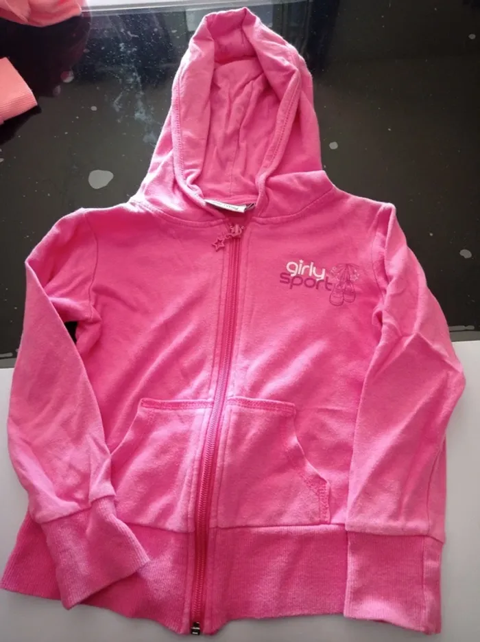 Veste rose à capuche pour petite fille