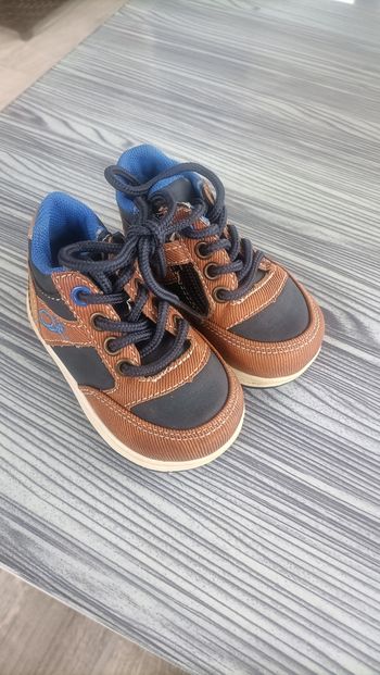 Chaussures garçon p 18 état neuves marque free Mouss