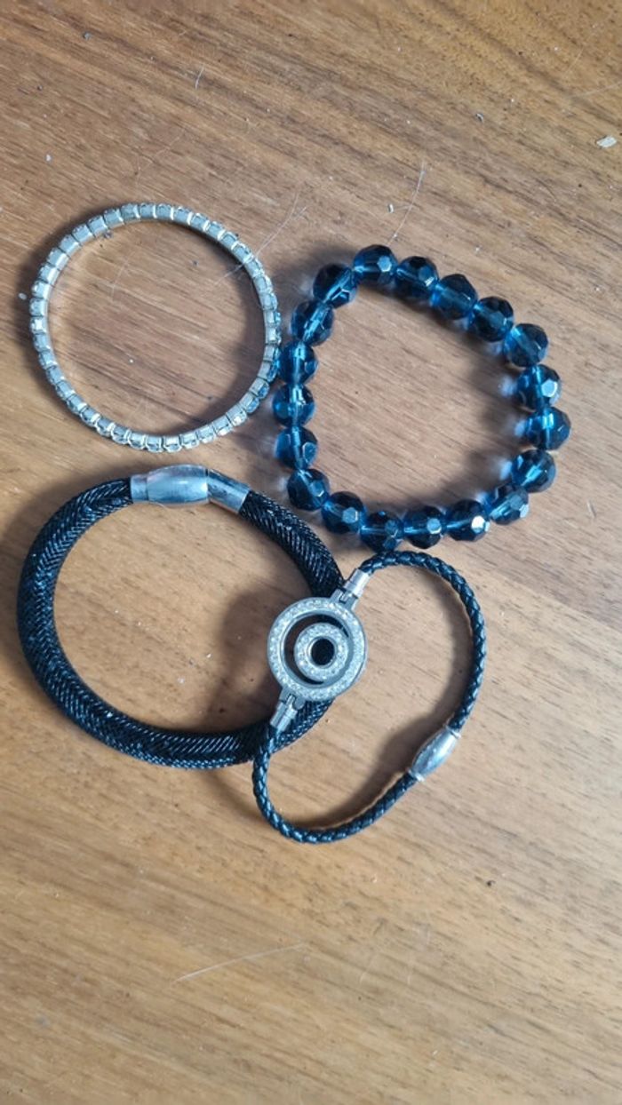 Lot de 4 bracelets sympa , état neuf 😁 - photo numéro 2