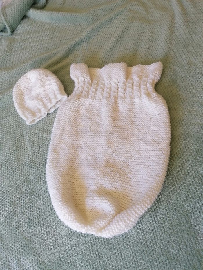 Cocon d emmaillotage naissance avec bonnet fait mains - photo numéro 1