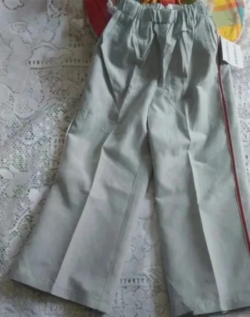 Pantalon gris léger - avec bande latérale rouge, style jogging, neuf, taille 3/4 ans