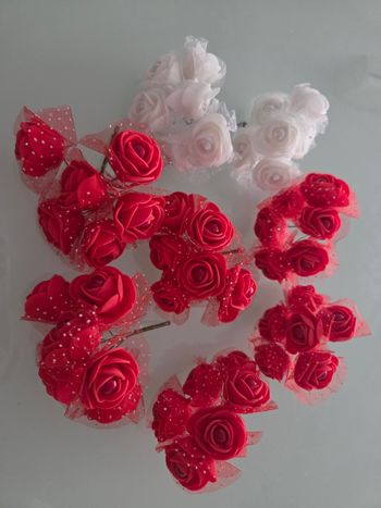 Fleurs roses artificielles avec perles.