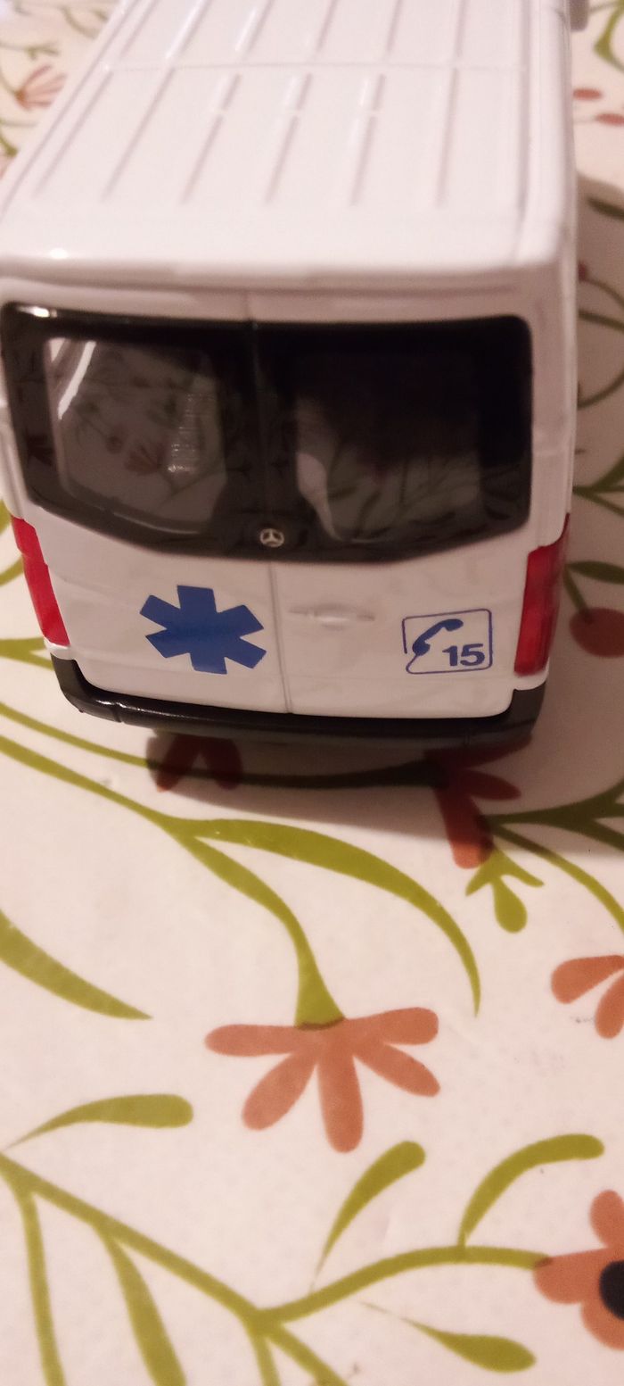 Miniature 1. 43 Ambulance - photo numéro 4
