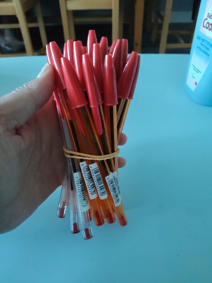 25 stylos rouges - photo numéro 2