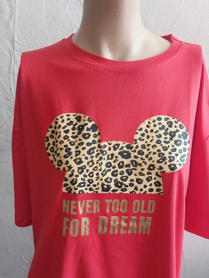 T-shirt rouge 'Never Too Old For Dream' - photo numéro 2
