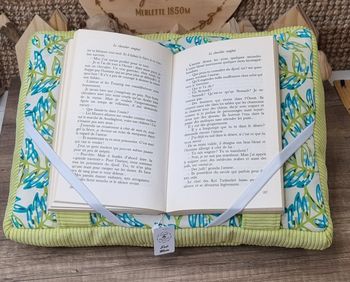 Coussin de lecture vert anis