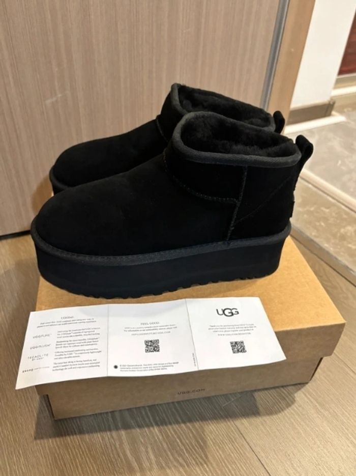 Bottes de neige UGG à talons hauts, noires, pointure 37 - photo numéro 3