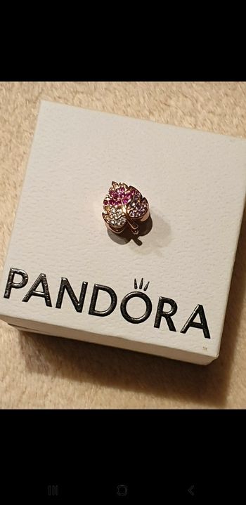 Charm Pandora Rose "Feuille Pavée Scintillante"