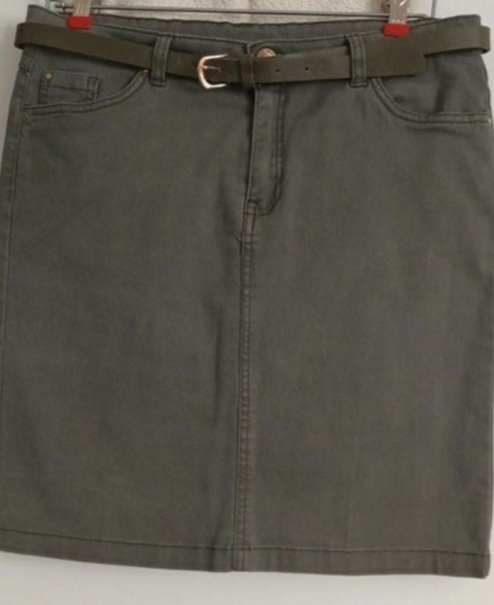 Jupe courte droite de couleur kaki