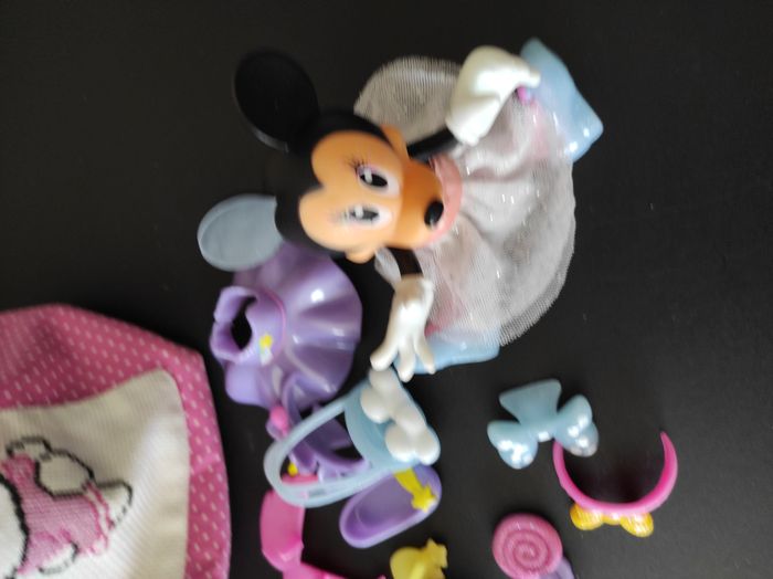 Figurine Minnie avec accessoire + pochon Hello Kitty fait main - photo numéro 2