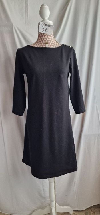 Robe, noir avec boutons doré épaules, en très très bon état, en polyester &viscose &elasthanne
