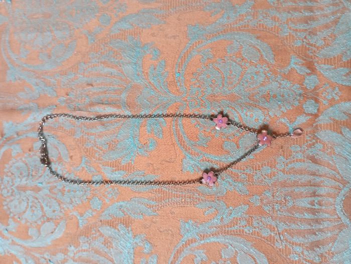 collier avec 3 fleurs mauves - photo numéro 3