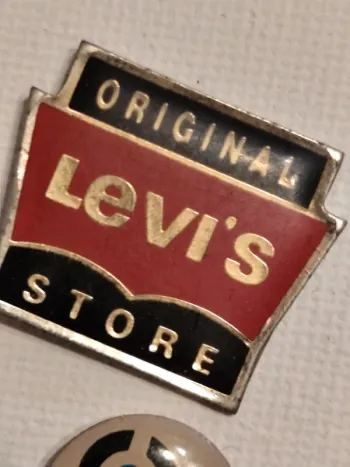 Pins levis vintage