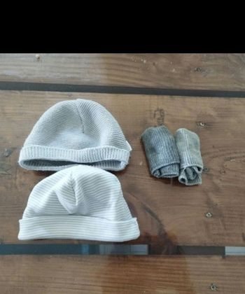 Lot 2 bonnets 2 paires de chaussettes