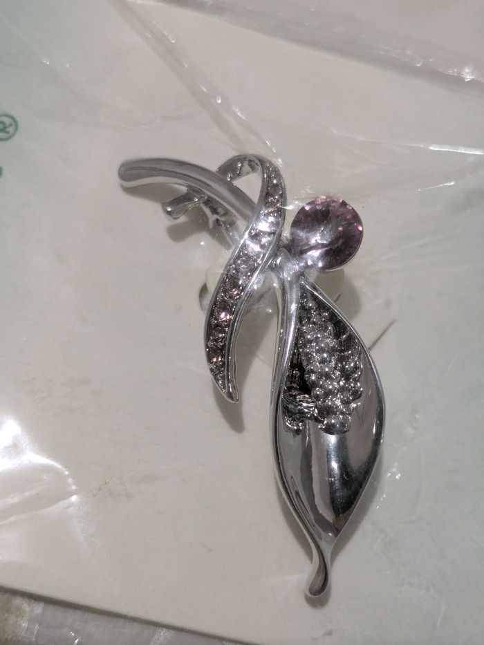 Belle broche métal argenté et strass. - photo numéro 9