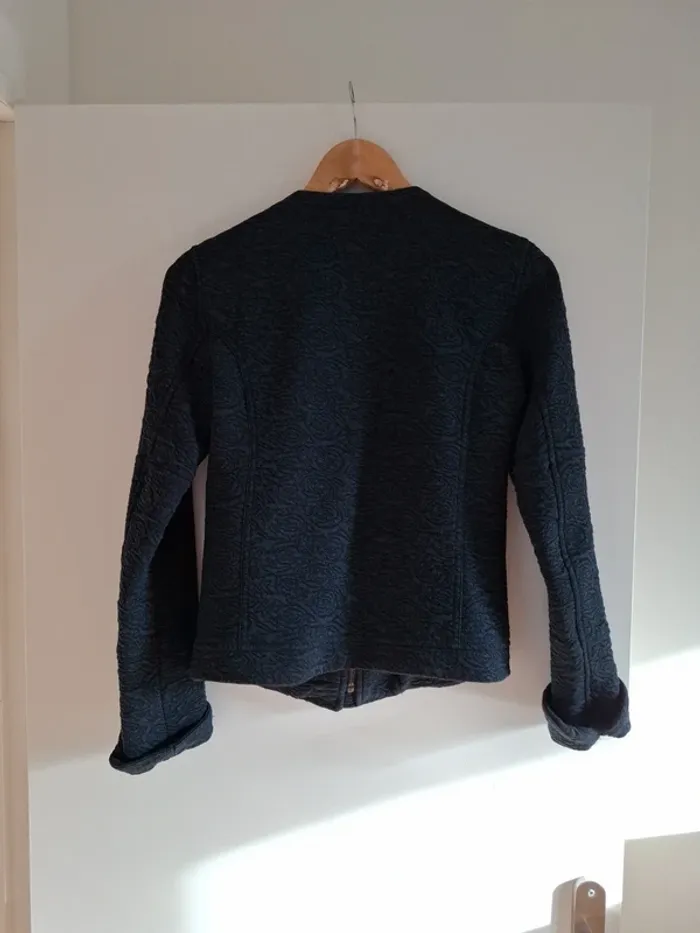Jolie veste bleu marine avec motifs fleuris brodés - 36 - excellent état - photo numéro 5