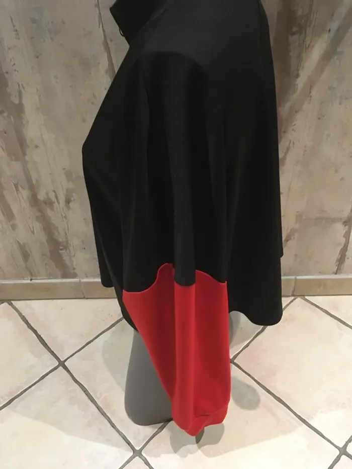 Joli sweat-shirt noir manches rouges en 48 de chez Shein Curve excellent état - photo numéro 2