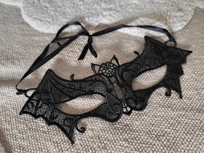 🦇 Masque chauve-souris noir en dentelle – rigide & élégant - photo numéro 3