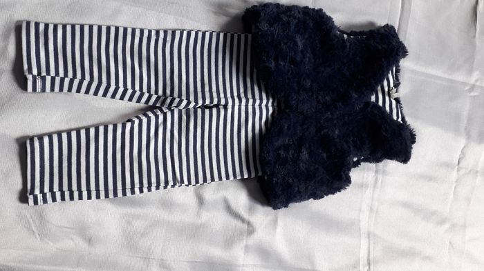 Ensemble sans manches fourrure synthétique  et legging rayé  12 mois