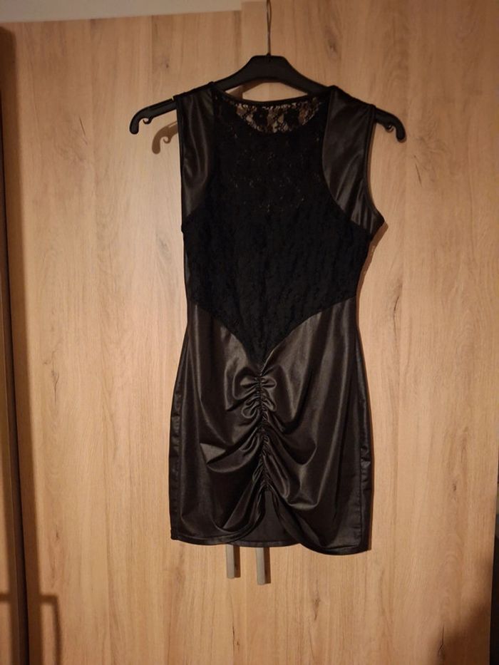 Robe noire - photo numéro 2
