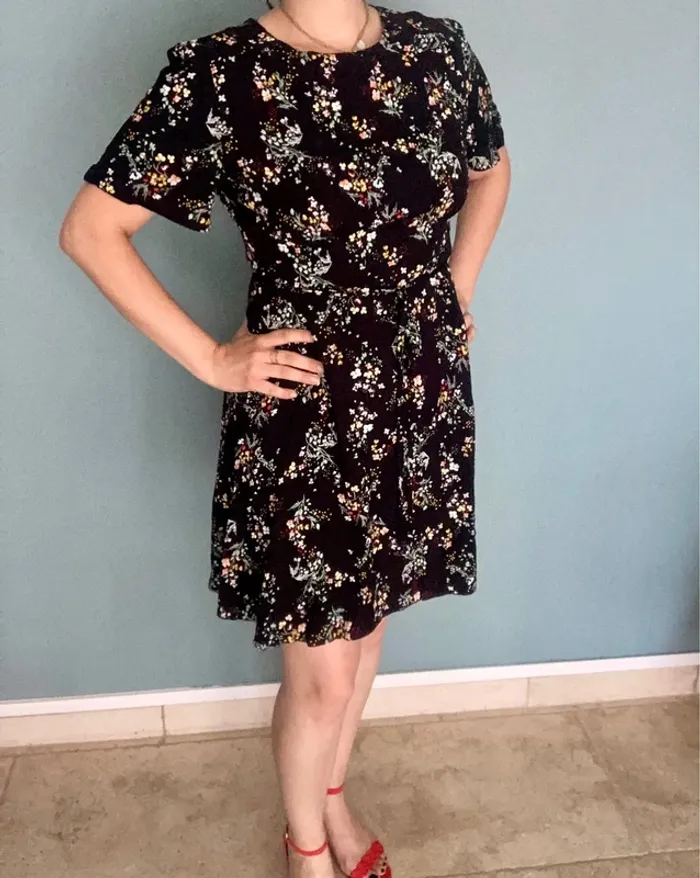 Robe Noire Fleurie Manches Courtes 42