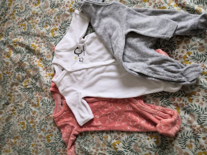 3 pyjamas en velour 1 mois - photo numéro 2