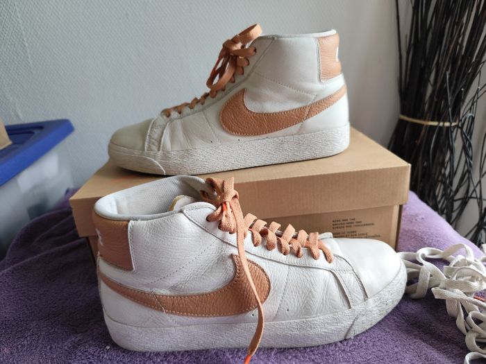 Nike SB Zoom Blazer Mid Iso Chaussure (white lt cognac). Baskets Nike haute cuir blanc et cognac pointure 8.5 42