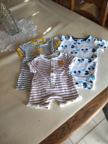 3 combi shorts manches courtes. Taille 3 mois