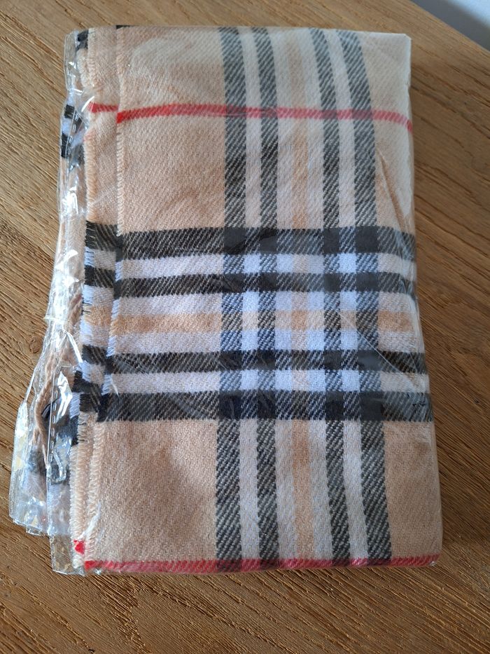 Écharpe neuve - photo numéro 3