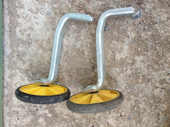 Une paire de petites roues arrière pour vélo enfant - photo numéro 4