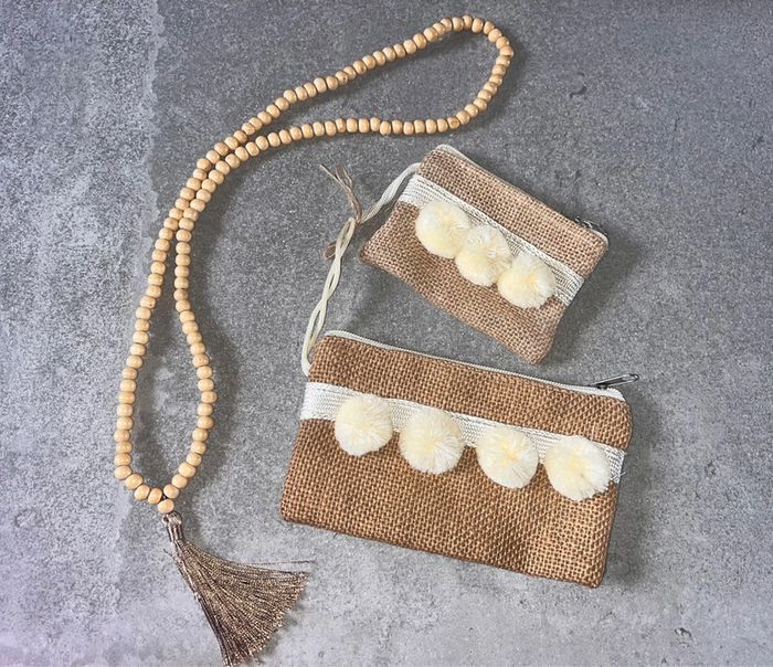 Lot 2 pochettes + collier bois pompon neuf