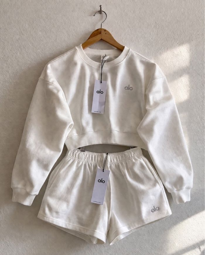 Ensemble Alo Yoga beige crème neuf L sweat crop + short