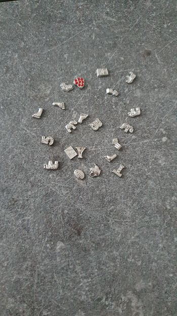 Lot de petites breloques en très bon état