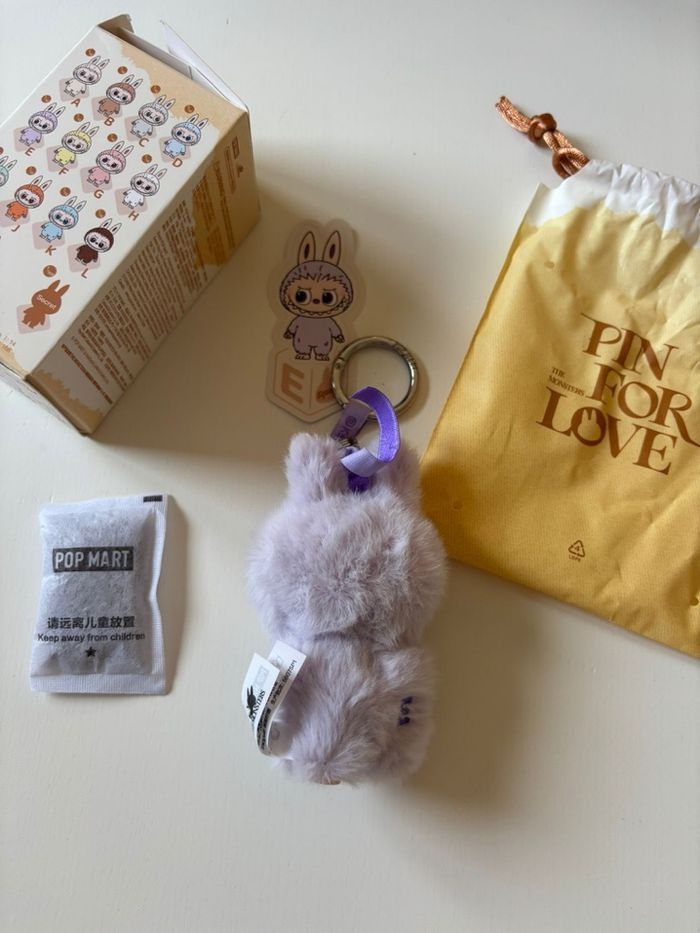 PopMart Labubu The Monsters Pin For Love « E » - photo numéro 2