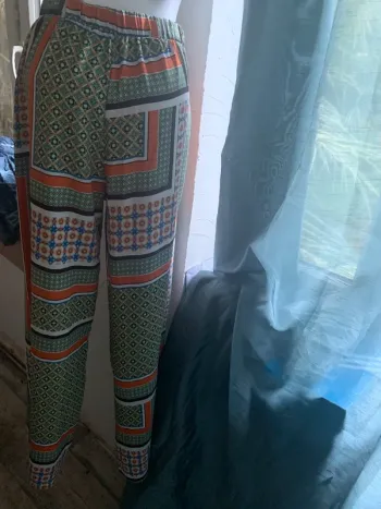 Pantalon fluide Zara taille M coloré jambes larges