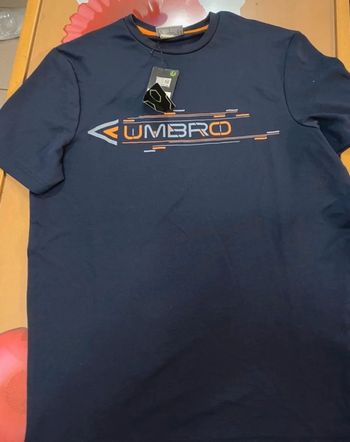 TEE shirt Umbro taille S Neuf